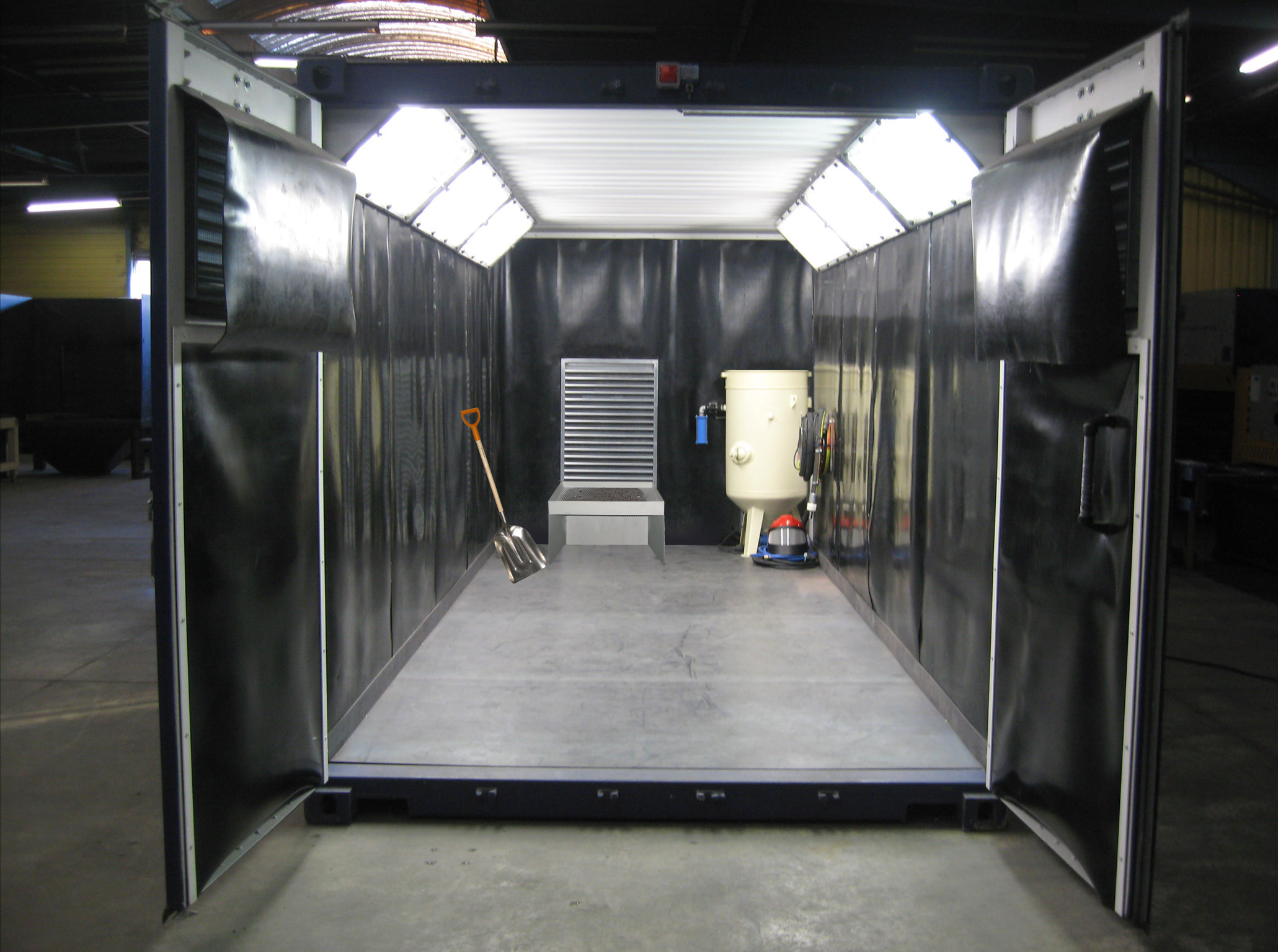 Container de sablage : la cabine de sablage pour sabler à jet libre